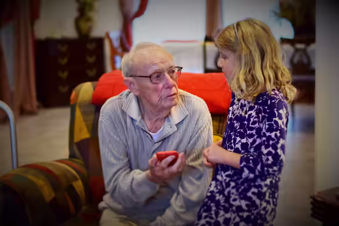 IELTS Speaking part 3 - Topic Interesting Elder to Chat With: Bài mẫu và từ vựng