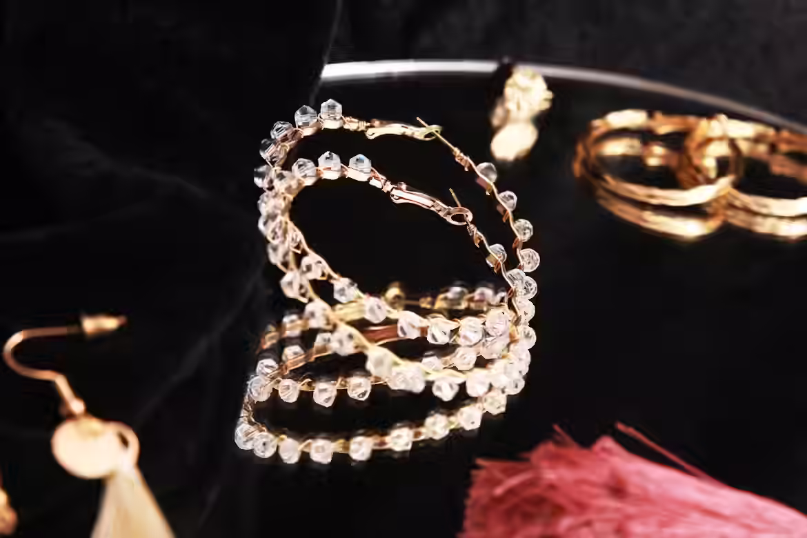 IELTS Speaking part 1 - Topic Jewelry You Wear: Bài mẫu và từ vựng