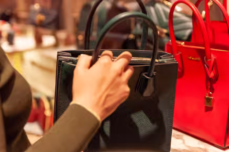 IELTS Speaking Part 3 - Topic Shopping & Fashion: Bài mẫu và từ vựng