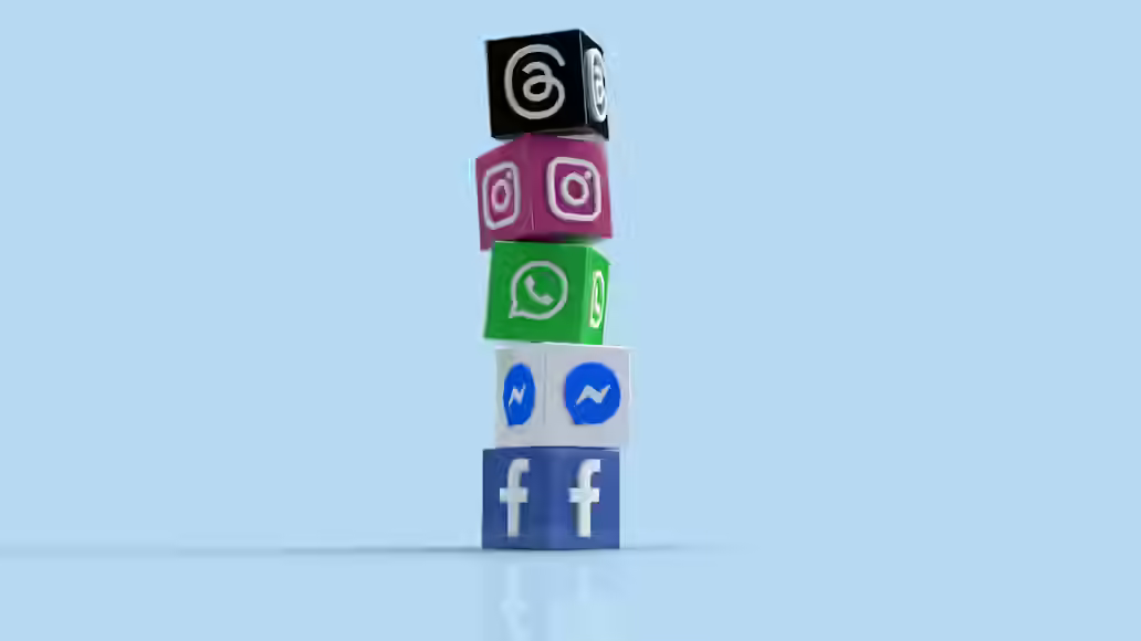 IELTS Speaking part 1 - Topic Social Media: Bài mẫu và từ vựng - Bài 2