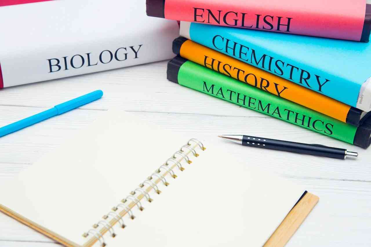 Dự đoán đề IELTS Writing Task 2 – Dạng Discuss both views, chủ đề Education (School subjects) kèm bài mẫu band 8.5+, dàn ý chi tiết, từ vựng và bài tập ôn luyện.