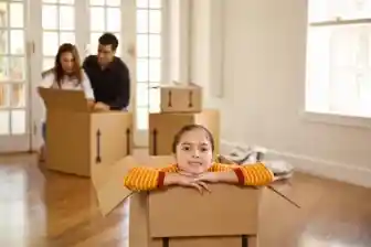 Dự đoán đề IELTS Writing Task 2 – Dạng Advantages & disadvantages, chủ đề Lifestyle (Childhood relocation) kèm bài mẫu band 8.5+, dàn ý chi tiết, từ vựng và bài tập ôn luyện.