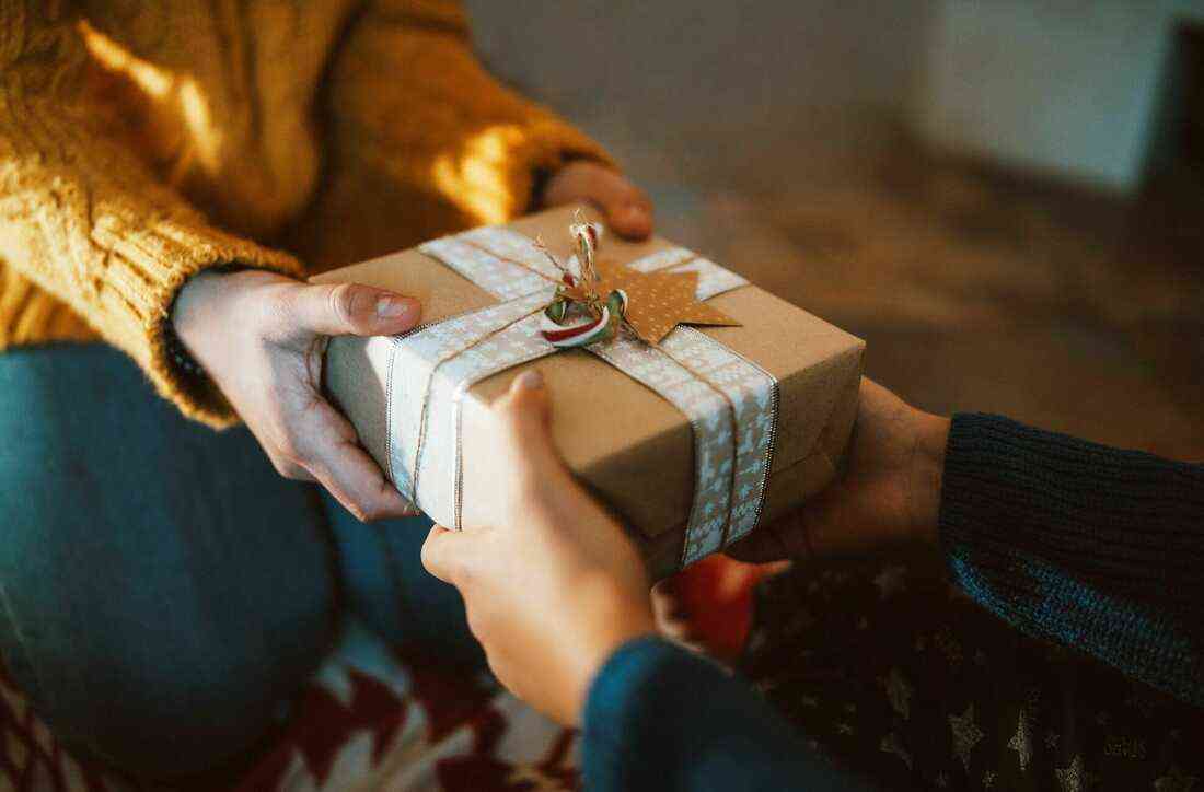 Bài mẫu IELTS Speaking part 2: Describe a gift you received not long ago