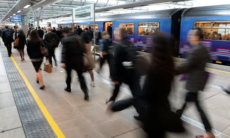 [Quý 2/2025] Đề thi thật IELTS Writing Task 2  – Dạng Discuss both views chủ đề Transport (Commuting) kèm bài mẫu band 8.5+, dàn ý chi tiết, từ vựng và bài tập ôn luyện.