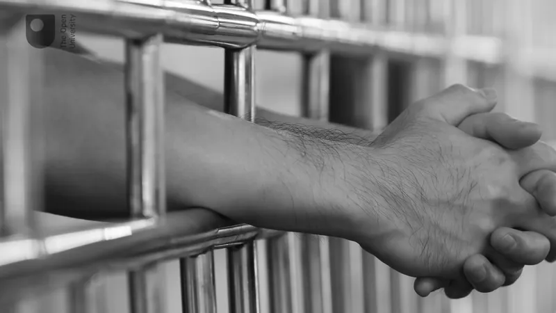 [Quý 2/2025] Đề thi thật IELTS Writing Task 2  – Dạng Agree & disagree chủ đề Crime (Imprisonment) kèm bài mẫu band 8.5+, dàn ý chi tiết, từ vựng và bài tập ôn luyện.