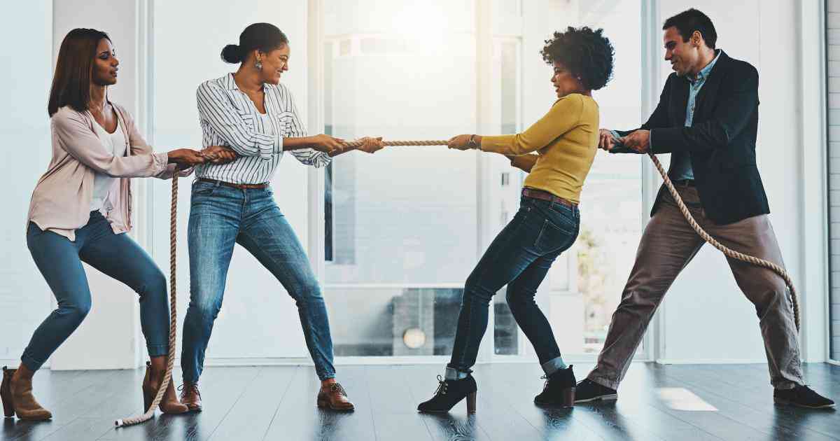 Dự đoán đề IELTS Writing Task 2 – Dạng Advantages & disadvantages, chủ đề Social issues (Competitiveness impact) kèm bài mẫu band 8.5+, dàn ý chi tiết, từ vựng và bài tập ôn luyện.