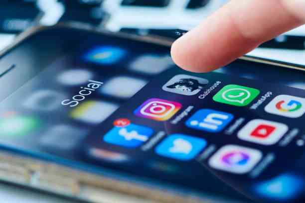 IELTS Speaking part 1 - Topic Social Media: Bài mẫu và từ vựng - Bài 1