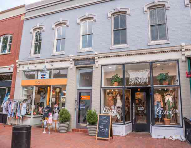 Bài mẫu IELTS Speaking part 2: Describe a shop you often visit