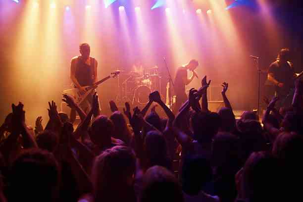 Dự đoán đề IELTS Writing Task 2 – Dạng Agree & disagree, chủ đề EnEntertainment (Show watching) kèm bài mẫu band 8.5+, dàn ý chi tiết, từ vựng và bài tập ôn luyện.