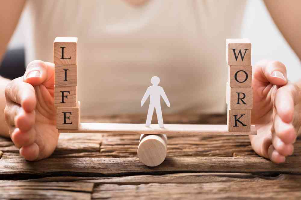 Dự đoán đề IELTS Writing Task 2 – Dạng Two-part questions, chủ đề Lifestyle (Work-life balance) kèm bài mẫu band 8.5+, dàn ý chi tiết, từ vựng và bài tập ôn luyện.