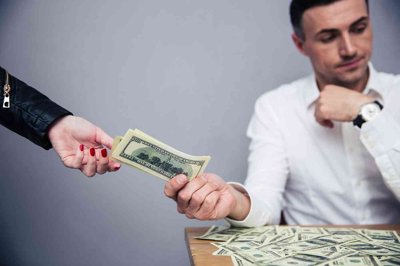 Dự đoán đề IELTS Writing Task 2 – Dạng Agree & disagree, chủ đề Economics (Wealth & Happiness) kèm bài mẫu band 8.5+, dàn ý chi tiết, từ vựng và bài tập ôn luyện.