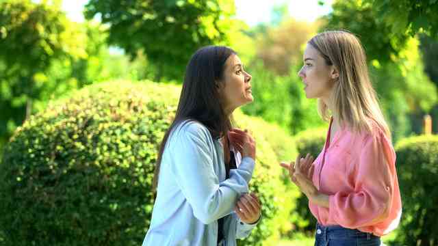 IELTS Speaking part 3 - Topic Friends' Argument: Bài mẫu và từ vựng