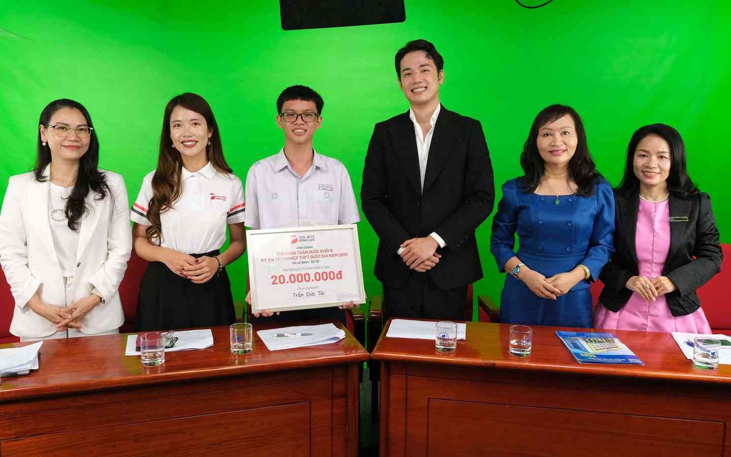 🎓 Chào đón Thủ khoa khối B Trần Đức Tài đến với DOL English