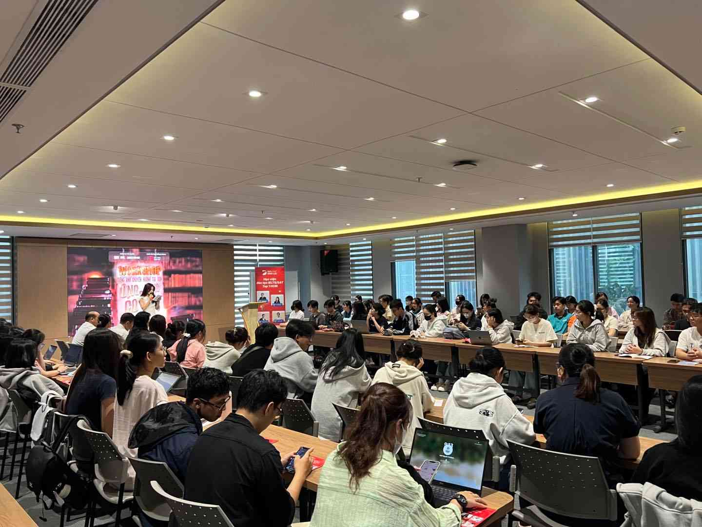 Khởi động năm học mới, sinh viên UEH hào hứng tìm hiểu phương pháp Linearthinking cùng DOL English